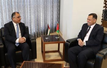 لقاء القائم بأعمال السفير العماني خلال اجتماعه بالمتحدث باسم الحكومة الفلسطينية في رام الله