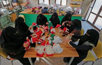شابات فلسطينيات منقبات يصنعن هدايا أعياد الميلاد شمال غزة