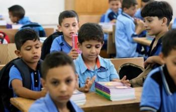 طلاب مدرسة في غزة يتسلمون الكتب الدراسية
