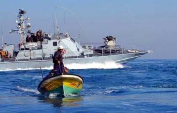 زورق إسرائيلي يلاحق صيادا في بحر غزة - ارشيف