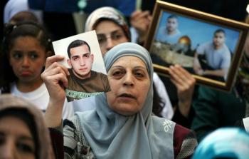 والدة اسير فلسطيني في سجون الاحتلال الاسرائيلي -صورة تعبيرية-