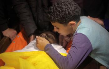 طفل يودع الشهيد محمد أيوب أمس في جباليا