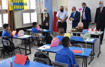 رئيس الوزراء محمد اشتية يتفقد سير العملية التعليمية في ظل كورونا