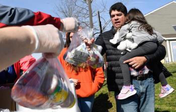 سيناتور أميركي يشكر رجل أعمال فلسطيني على مبادراته الخيرية - توضيحية