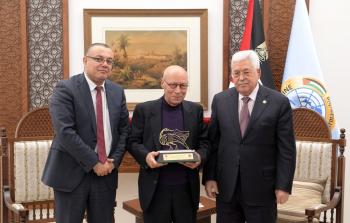 الرئيس محمود عباس، يكرم الحاصلين علي جائزة الدولة التقديرية للاداب والفنون والثقافة