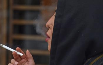 فتيات سعوديات يدخن علنا في الاماكن العامة