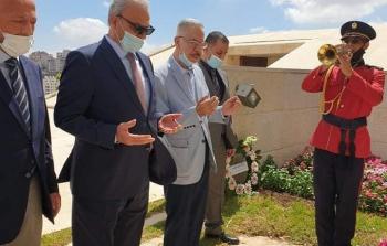 أبو عمرو يضع إكليلُا من الزهور باسم الرئيس عباس على ضريح الراحل درويش