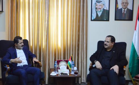 الوزير صبري صيدم خلال لقائه شكري كولوكسا بمكتبه اليوم