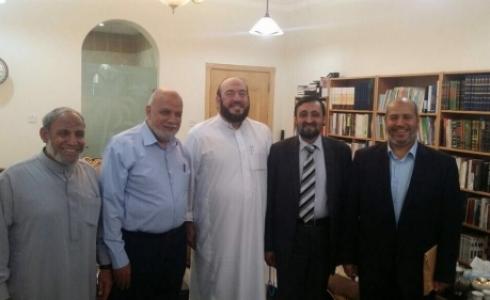 الوفد مع القيادي بالحركة محمد نزال