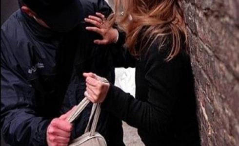 اعتقال شاب 27 عاماً بشبهة سرقة سيدة من نتانيا