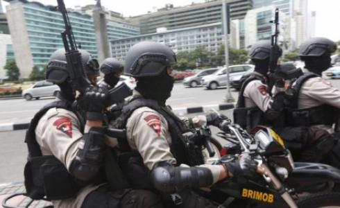 شرطة مكافحة الإرهاب تقوم بدوريات في العاصمة الإندونيسية خلال عيد الميلاد.