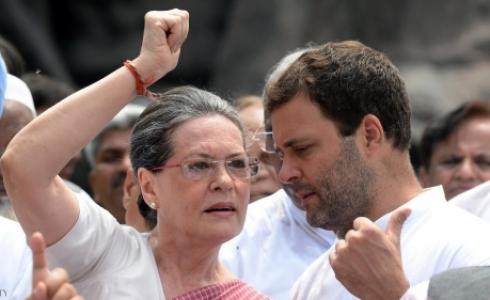  سونيا غاندي وابنها