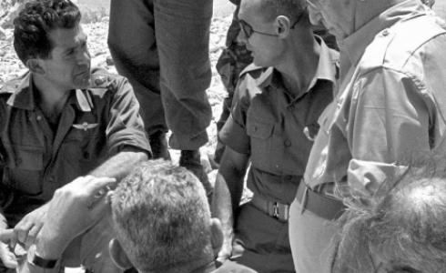 ليفي أشكول وموشيه ديان