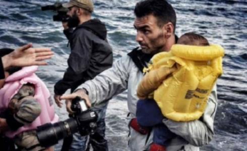 كثيرا ما جمع أيريس مسينيس بين الدور الاحترافي كمصور صحفي والدور الإنساني كمنقذ يمد يد العون للاجئين