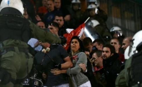 مشجعو فريق باناثينايكوس اليوناني في مباريات فريقهم أمام ستاندار لييج البلجيكي