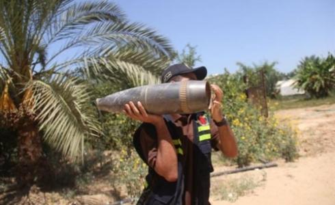 شرطي بغزة يتلف قذيفة اسرائيلية