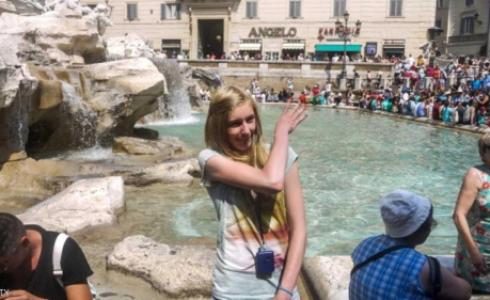 لنقود المعدنية التي يرميها السياح في نافورة تريفي الشهيرة في روما 