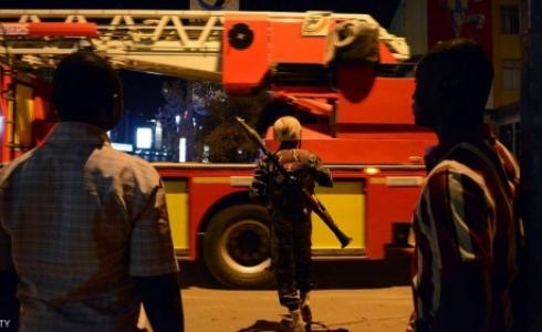 جنود قرب الفندق الذي هاجمه مسلحو القاعدة