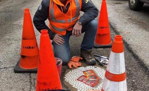 شاهد: قطع الفسيفساء الملونة تزين حفر شوارع أمريكا