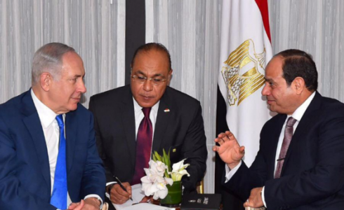 الرئيس المصري عبد الفتاح السيسي مع رئيس الوزراء الإسرائيلي العام الماضي -ارشيف-