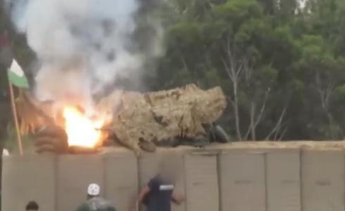 لحطة إحراق الشبان للموقع الإسرائيلي شرق البريج وسط قطاع غزة