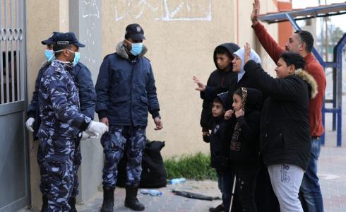 مواطنون يلقون التحي على المحجورين احترازيا في غزة