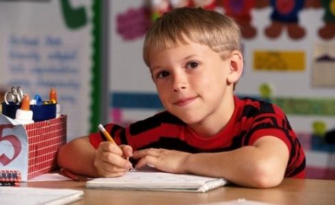 طفل يتعلم الكاتبة