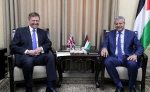 أمين عام مجلس الوزراء خلال لقائه القنصل البريطاني العام
