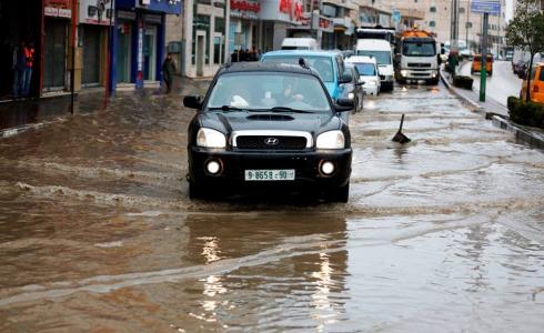 مياه الأمطار تغمر احد شوارع الخليل .