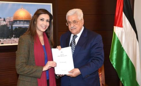 الرئيس عباس خلال تسلمه التقرير