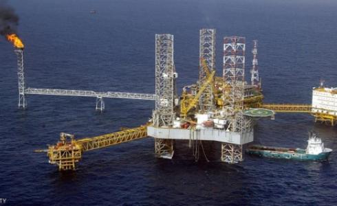 النفط تراجع وإن بقي فوق 50 دولار