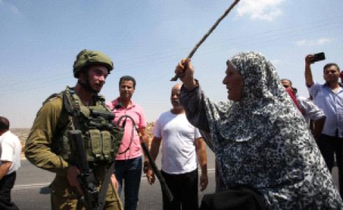 المسنة ندوة عودة تواجه جنود الاحتلال في قصرة