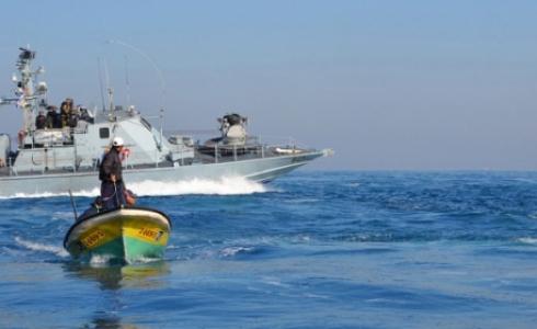 البحرية الاسرائيلية تعترض صياد فلسطيني