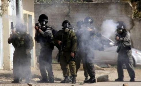 جنود الاحتلال الإسرائيلي يطلقون قنابل الغاز على شبان فلسطينيين- ارشيفية