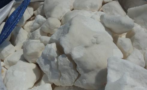 كميات السكر المتحجر المضبوطة في معبر كرم ابو سالم