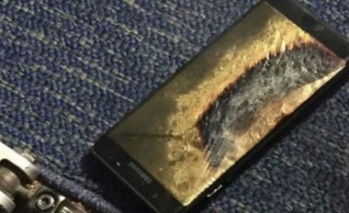 هاتف غالاكسي نوت 7 بديل اشتعل على متن طائرة يوم الأربعاء الماضي