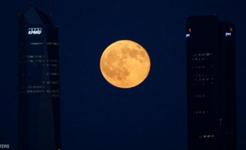 "القمر الدموي"