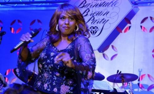 جنيفر هوليداي أعلنت في رسالة إلغاء مشاركتها في حفل لتنصيب ترامب