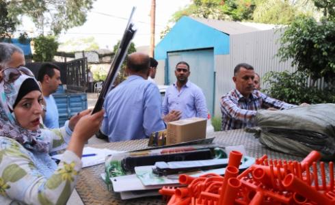 المحافظ يسلم أدوات قطف الزيتون