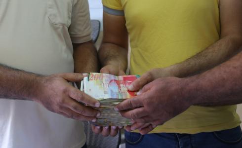 بلدية غزة تعثر على 100 ألف شيكل وتسلمها لصاحبها