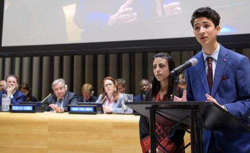 الطالب الفلسطيني حاتم حمدونة يلقي كلمة على منصة الأمم المتحدة