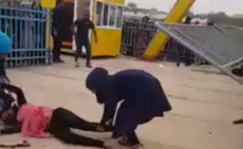 سقوط فتاة في مدينة ملاهي - توضيحية