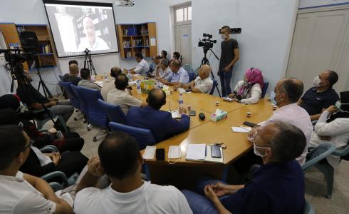 د.صائب عريقات خلال لقاء مع الصحفيين في بيت الصحافة بغزة