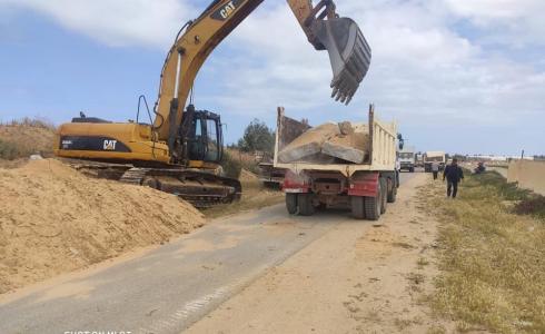 الأشغال بغزة تشرع بأعمال تدعيم وحماية لشارع الرشيد الساحلي