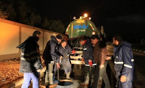 بلدية غزة تواصل معالجة آثار المنخفض