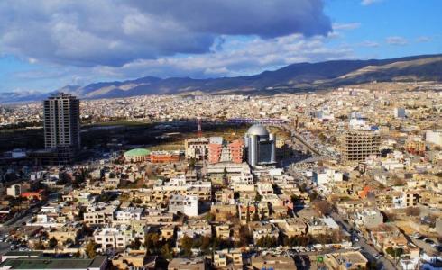 ضابط إيراني ينهال بالضرب على سيدة عراقية