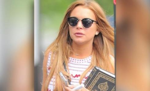 لوهان ظهرت وهي تحمل القرآن قبل عام تقريباً