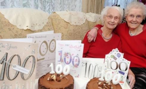 المرأتان التوأم إيرين كرامب وفيليس 