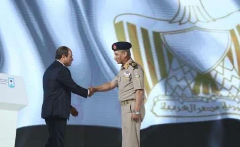 وزير الدفاع مع الرئيس المصري عبد الفتاح السيسي