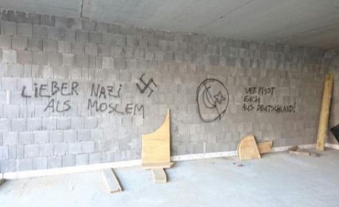عبارات معادية للمسلمين على جدران مسجد